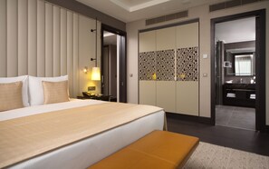 Select Comfort beds, minibar, in-room safe, desk - DoubleTree by Hilton Hotel Minsk (Minsk)