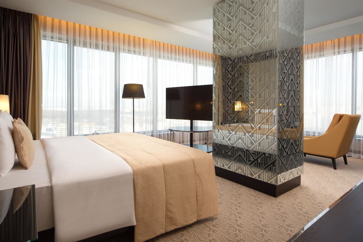 Suite (Ambassador) | Senger med Select Comfort-madrass, minibar, safe på rommet og skrivebord