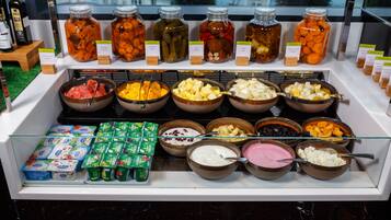 朝食 (ビュッフェ)、毎日提供 (1 名様 85 BYN)