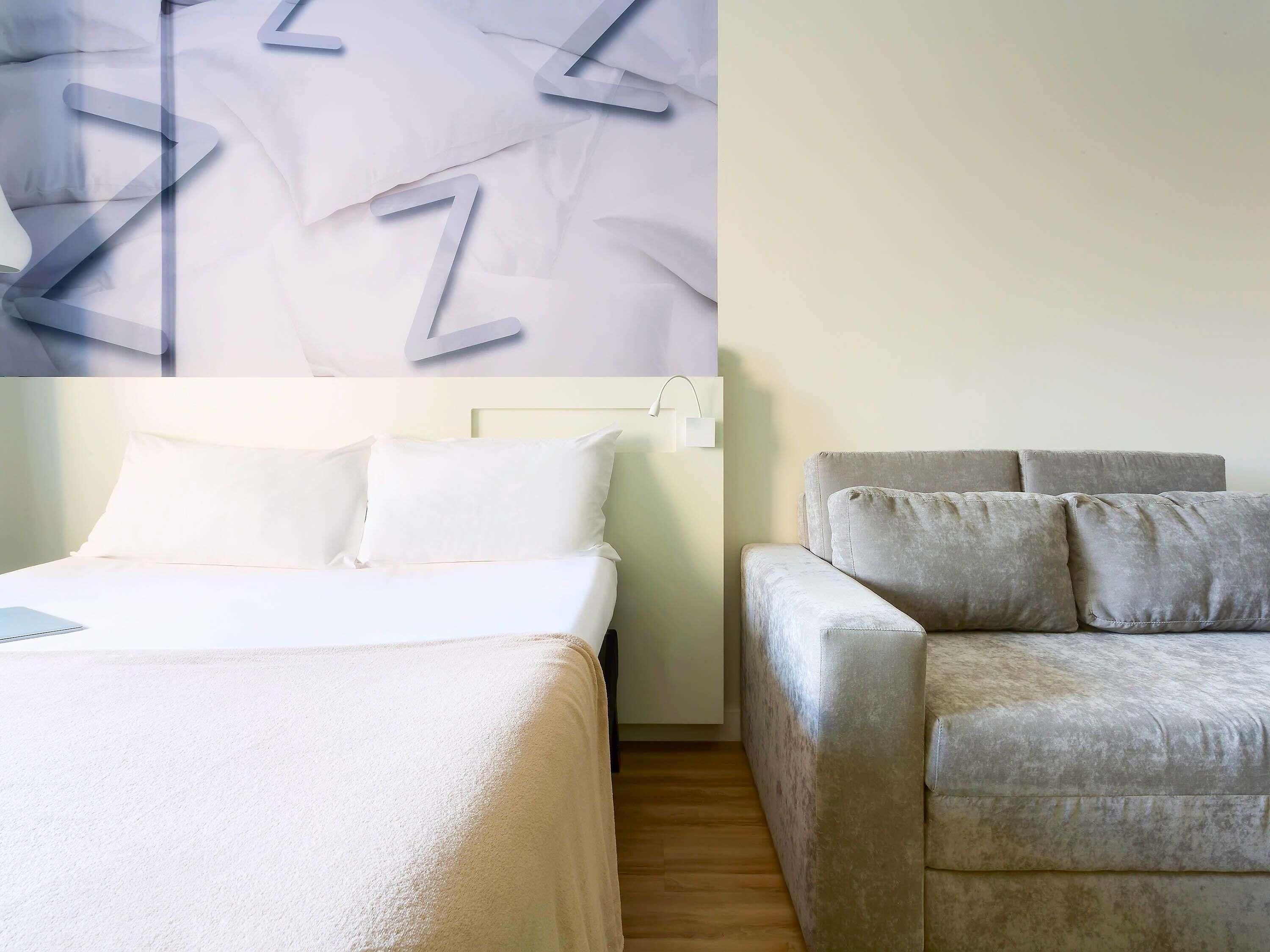 Perhehuone, 1 parisänky ja vuodesohva | Minibaari, tallelokero huoneessa, työpöytä, pimennysverhot