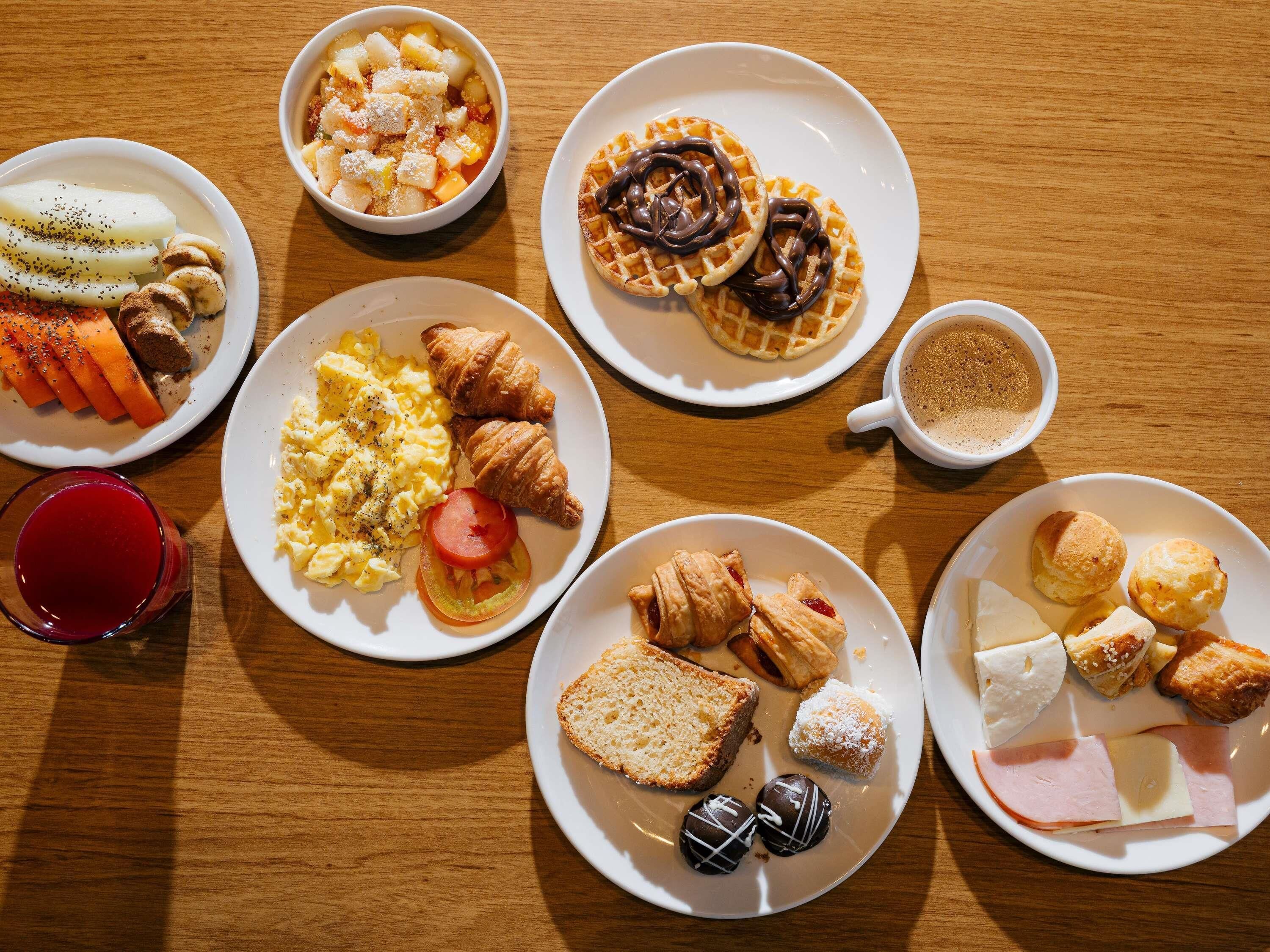 Daily buffet breakfast (BRL 53 per person)