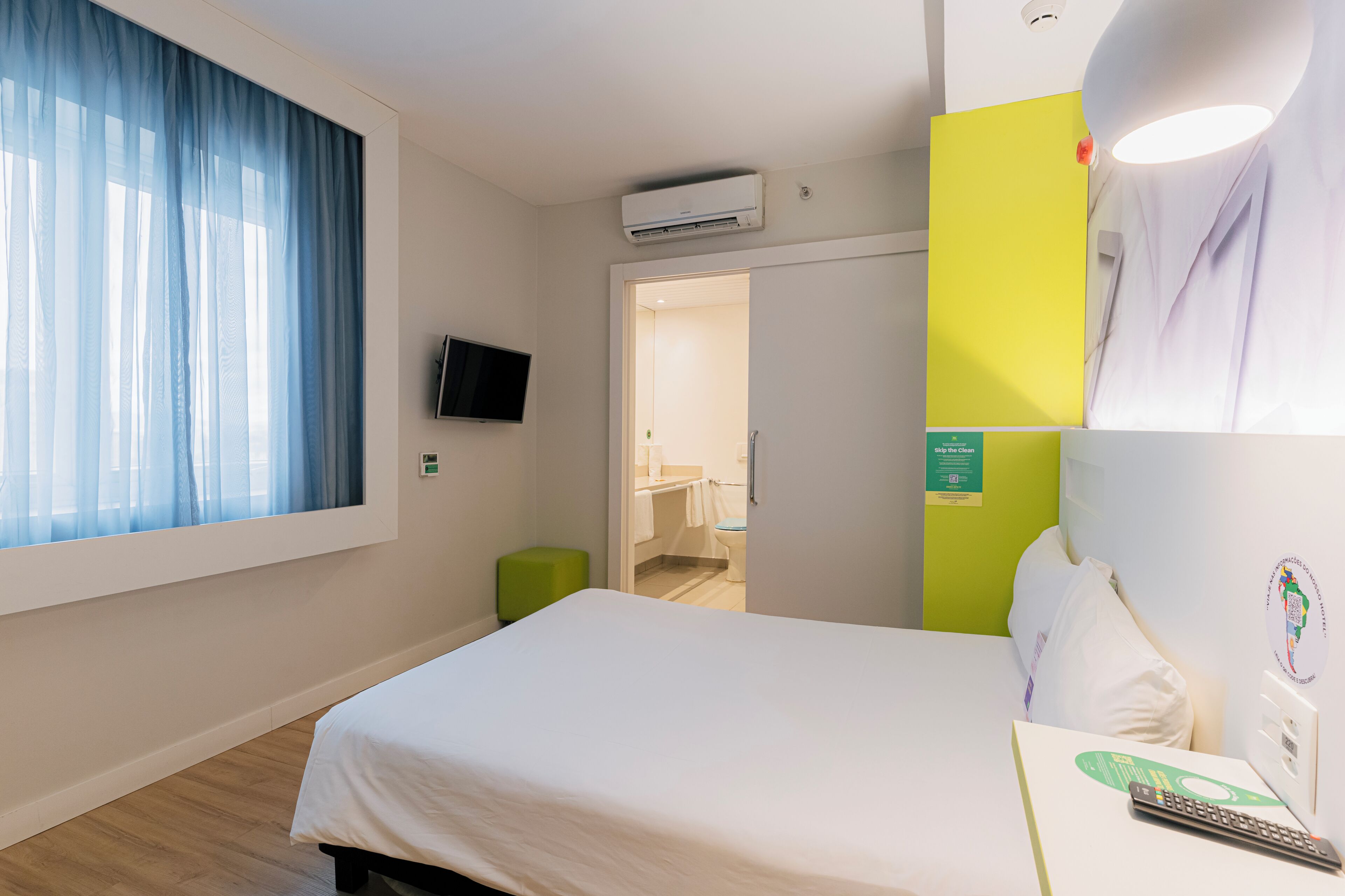 Habitación (Accessible) | Minibar, caja de seguridad en la habitación y escritorio 