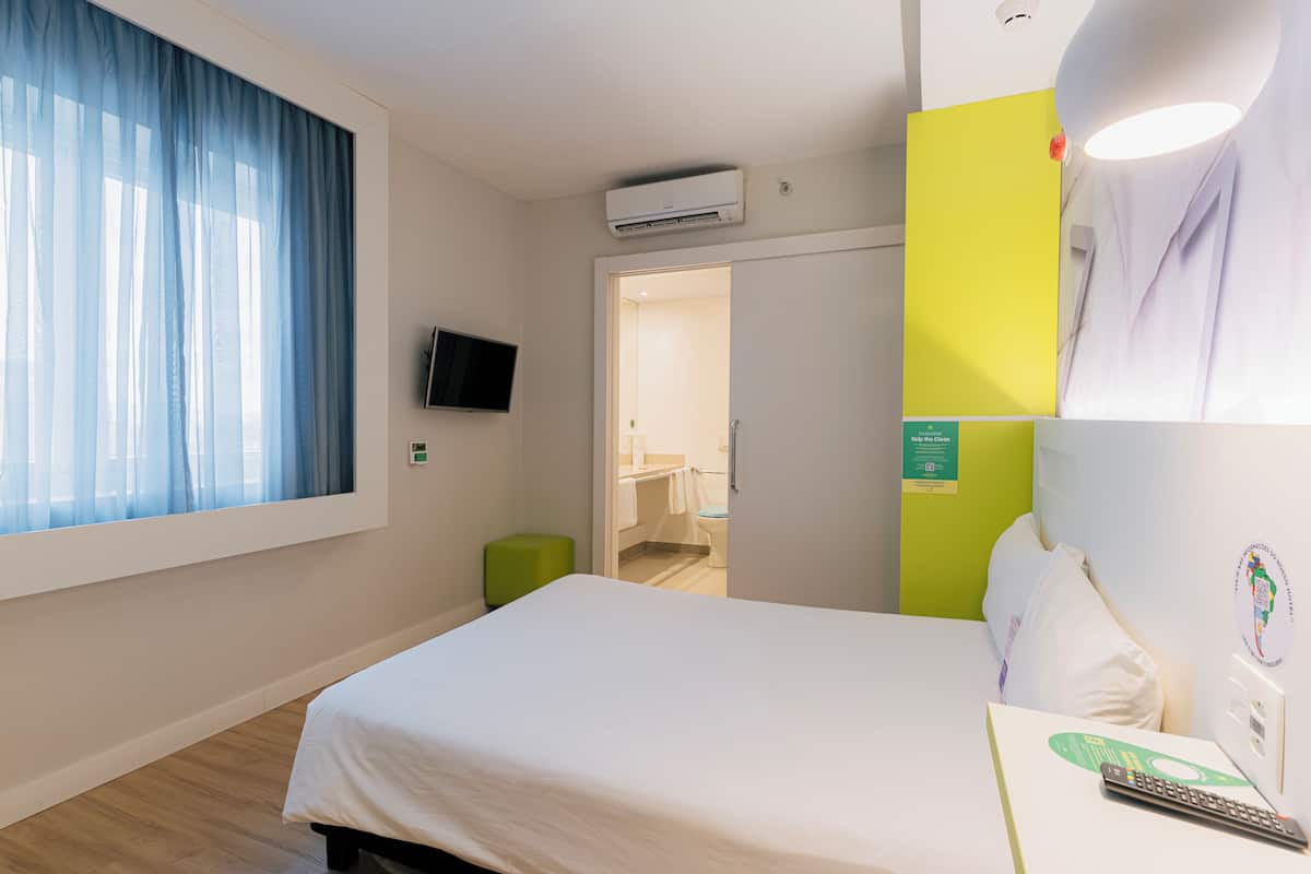 Room Adapted for People with Reduced Mobility | Minibar, in-room safe, desk, blackout drapes