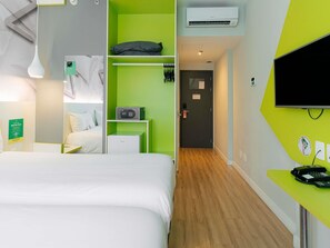 Habitación estándar, 2 camas individuales | Minibar, caja fuerte, escritorio y cortinas opacas