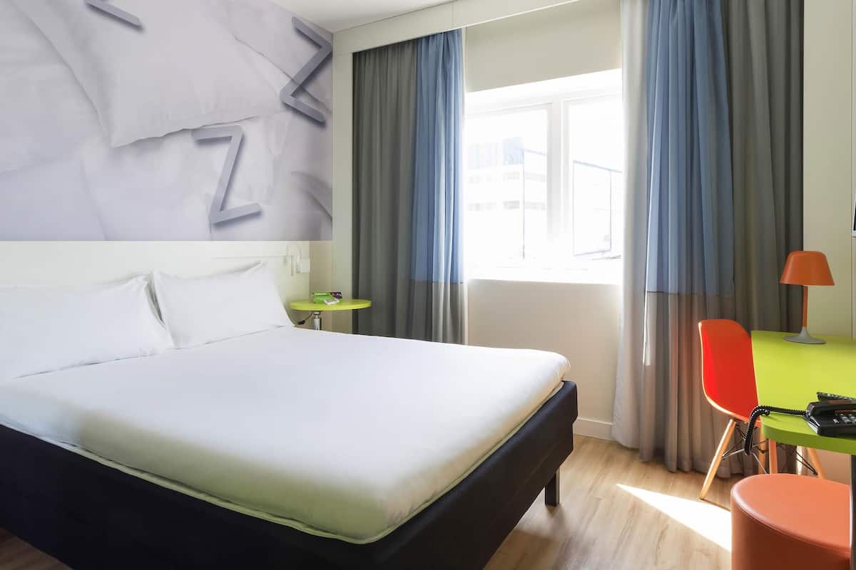 Standard Room, 1 Double Bed | Minibar, in-room safe, desk, blackout curtains