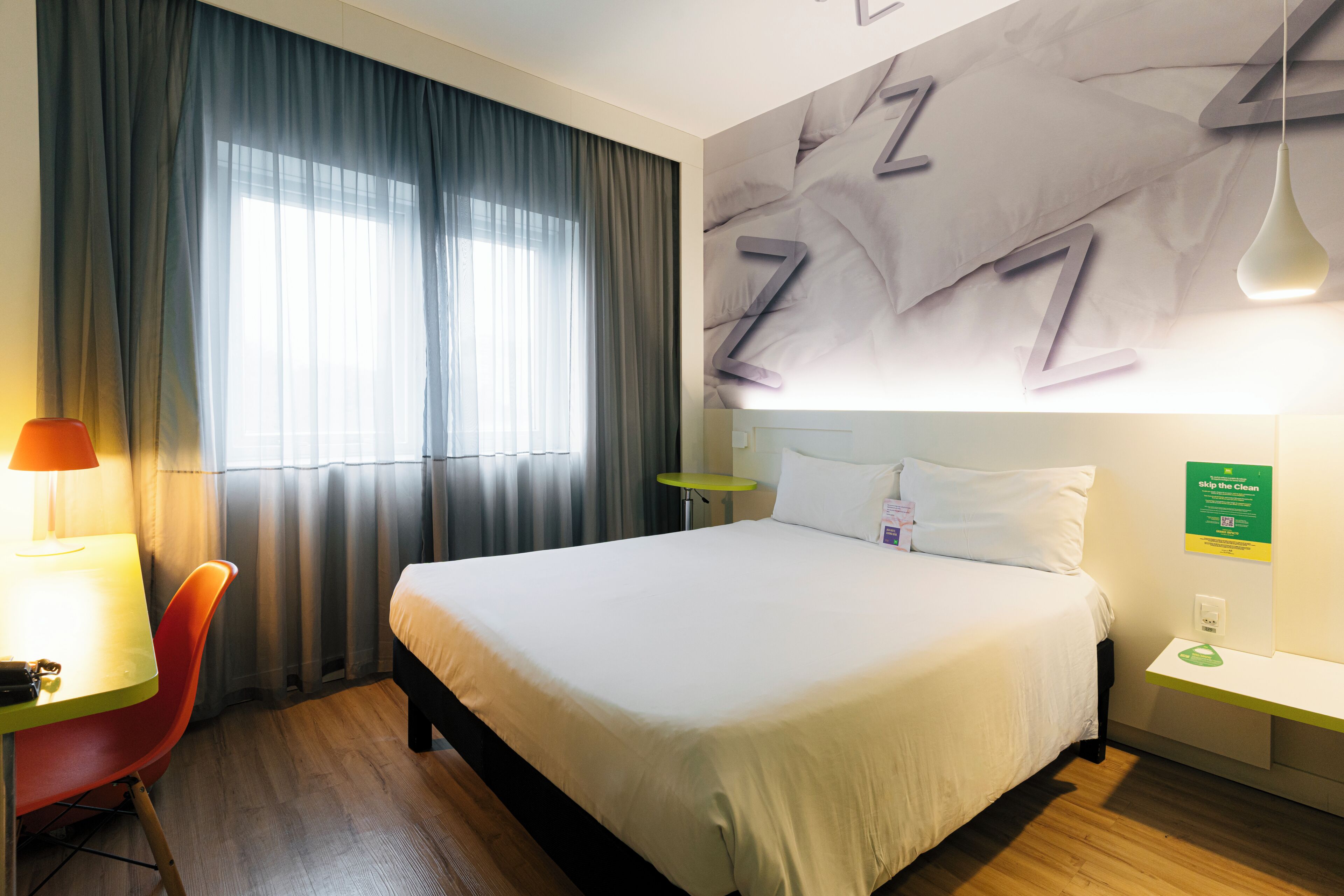 Habitación estándar, 1 cama matrimonial | Minibar, caja de seguridad en la habitación y escritorio 