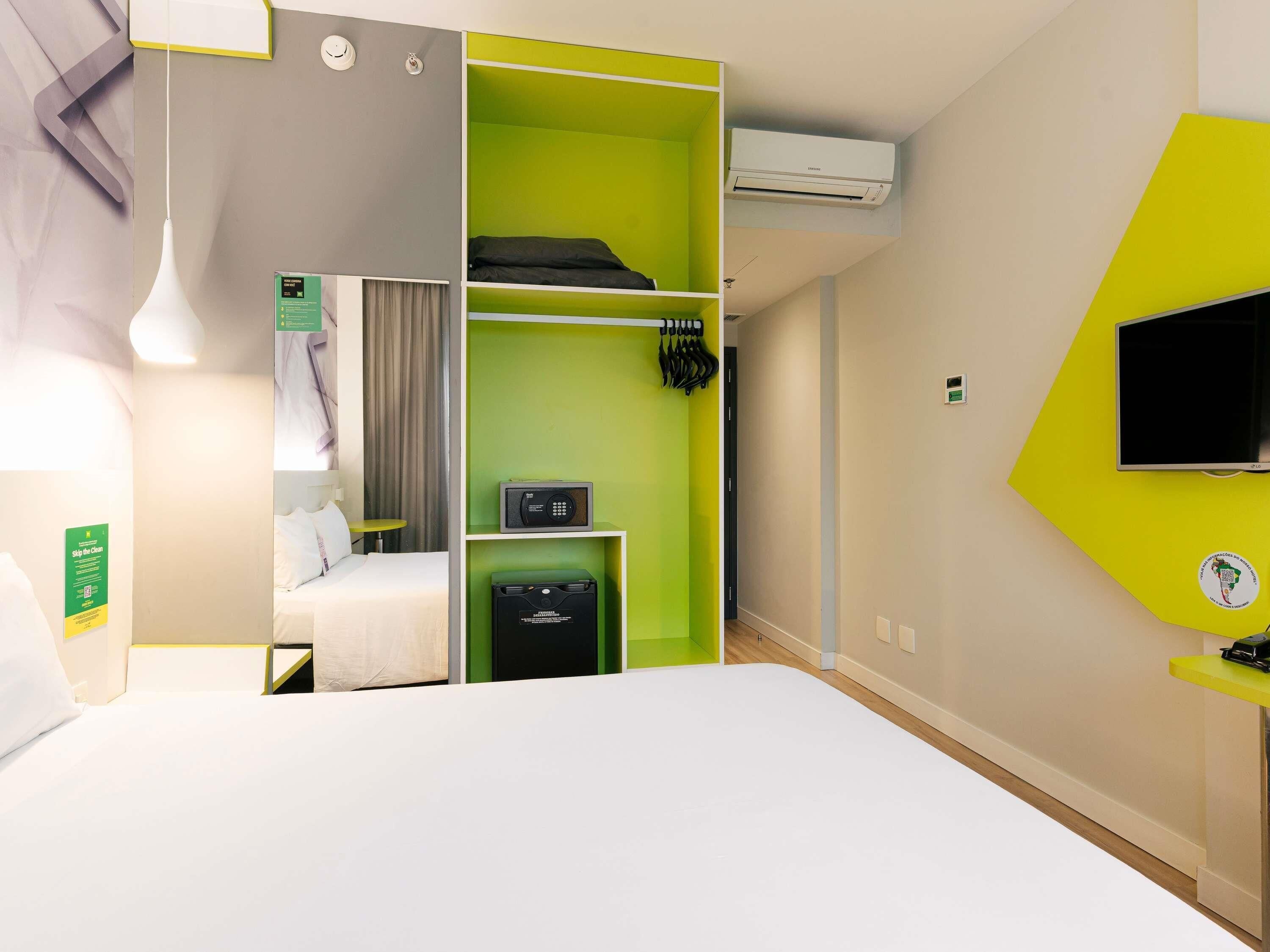Habitación estándar, 1 cama matrimonial | Minibar, caja de seguridad en la habitación y escritorio 
