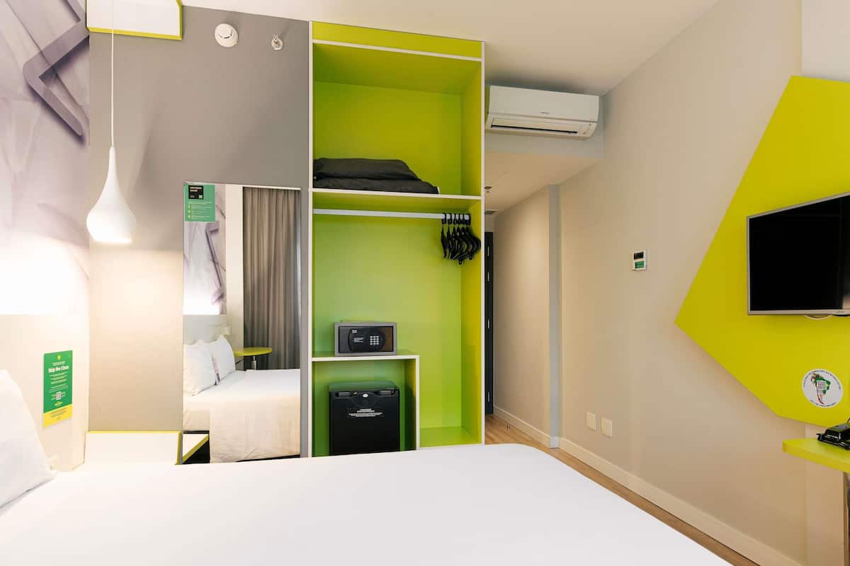Habitación estándar, 1 cama matrimonial | Minibar, caja de seguridad en la habitación y escritorio