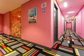 Minibar, caixa forta a l'habitació, escriptori i cortines opaques