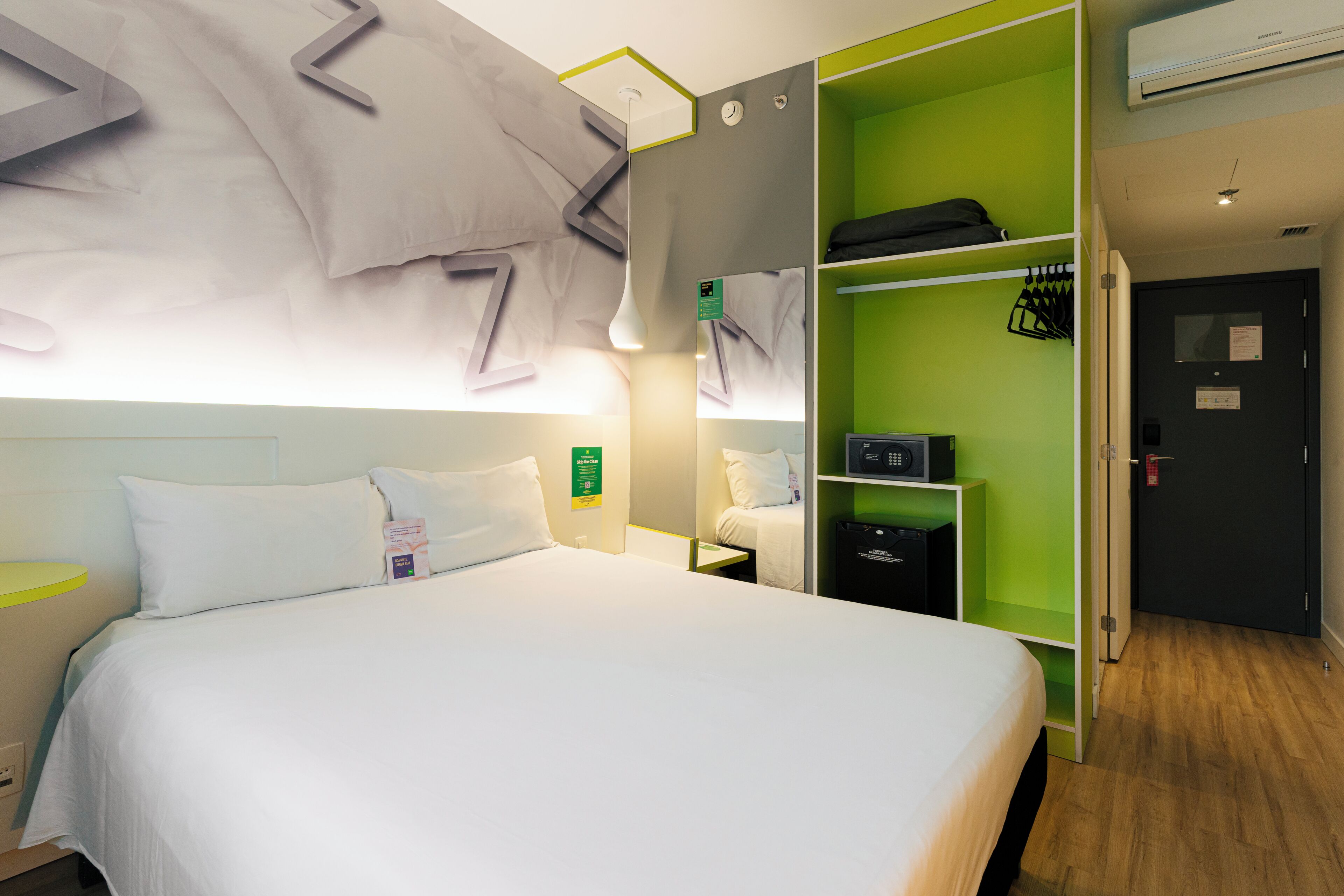 Habitación estándar, 1 cama matrimonial | Minibar, caja de seguridad en la habitación y escritorio 