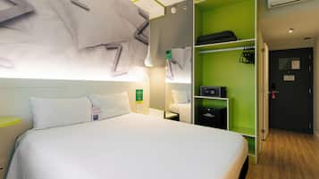 Standardrum - 1 dubbelsäng | Minibar, värdeförvaringsskåp på rummet och skrivbord