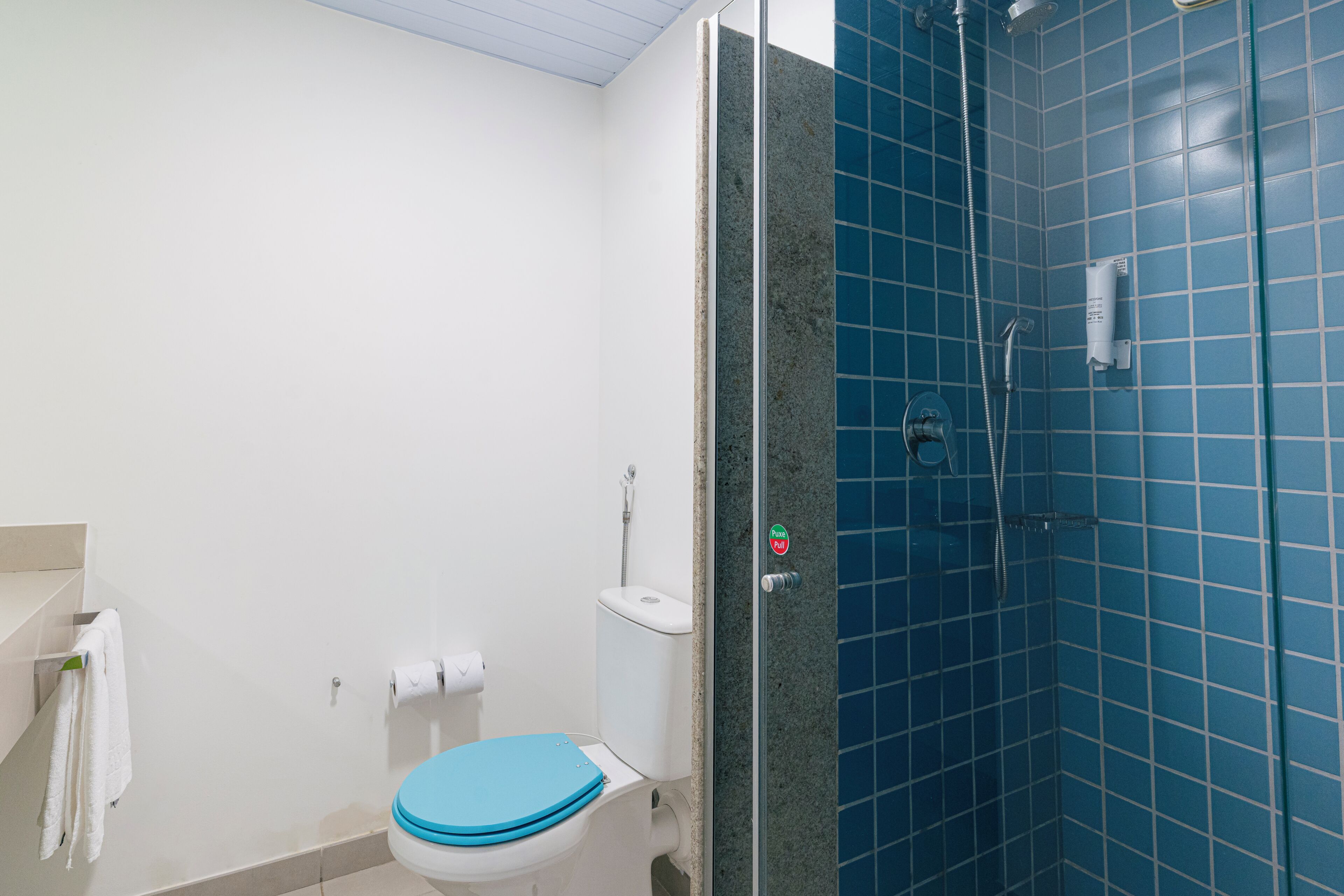 Un baño con inodoro, ducha y lavamanos.