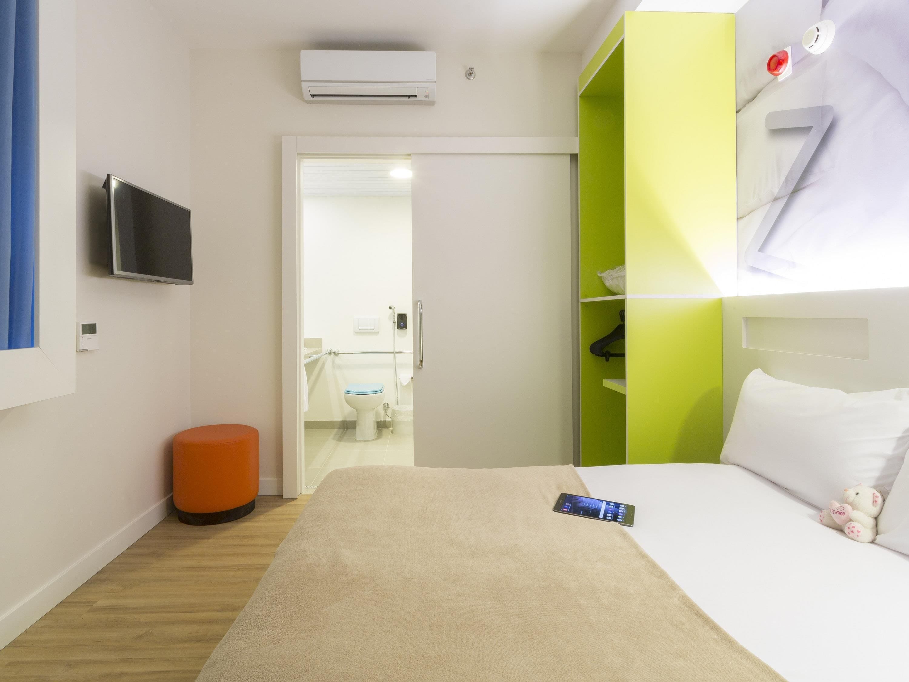 Chambre (Accessible) | Minibar, coffres-forts dans les chambres, bureau, rideaux occultants