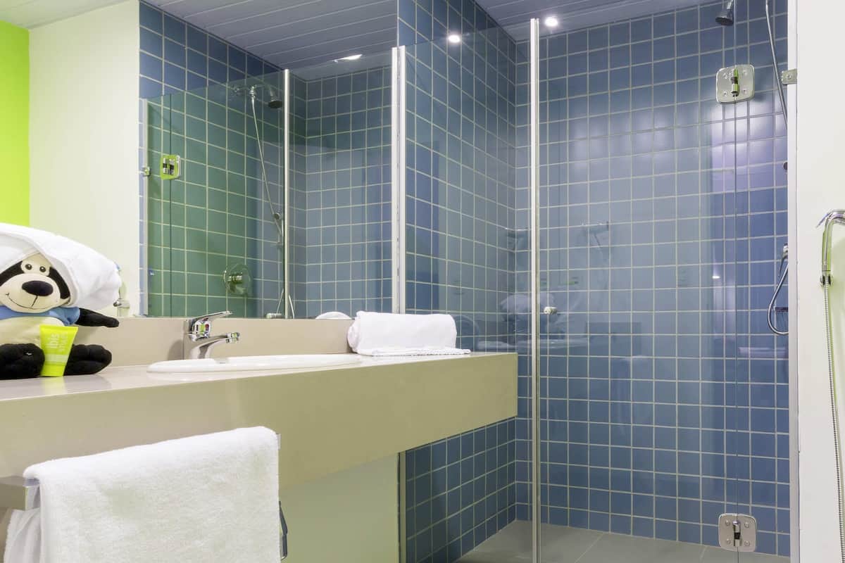 Minibar, caixa forta a l'habitació, escriptori i cortines opaques