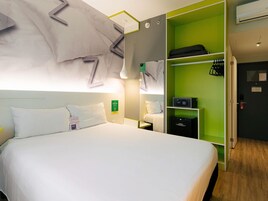 Minibar, caja de seguridad en la habitación y escritorio 