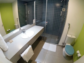 Habitació familiar, 1 llit doble i sofà llit | Bany | Dutxa i articles de tocador respectuosos amb el medi ambient