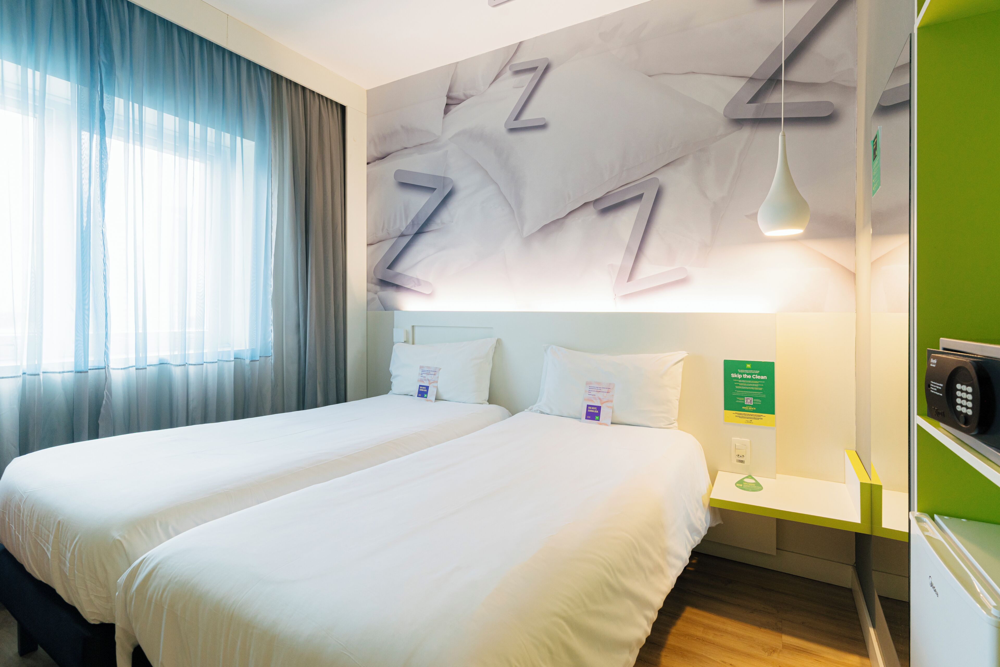 Habitación estándar, 2 camas individuales | Minibar, caja de seguridad en la habitación y escritorio 