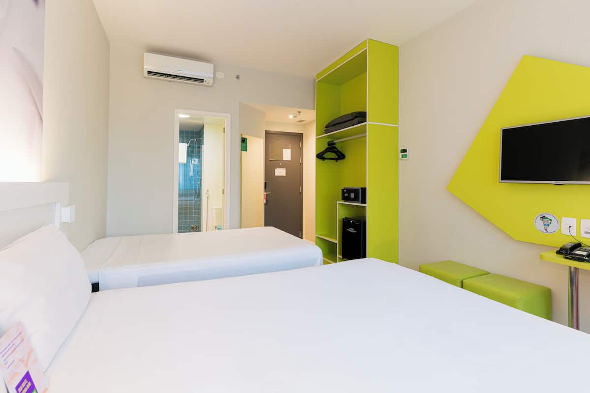 Phòng dành cho gia đình, nhiều giường | Minibar, két bảo mật tại phòng, bàn, màn/rèm cản sáng