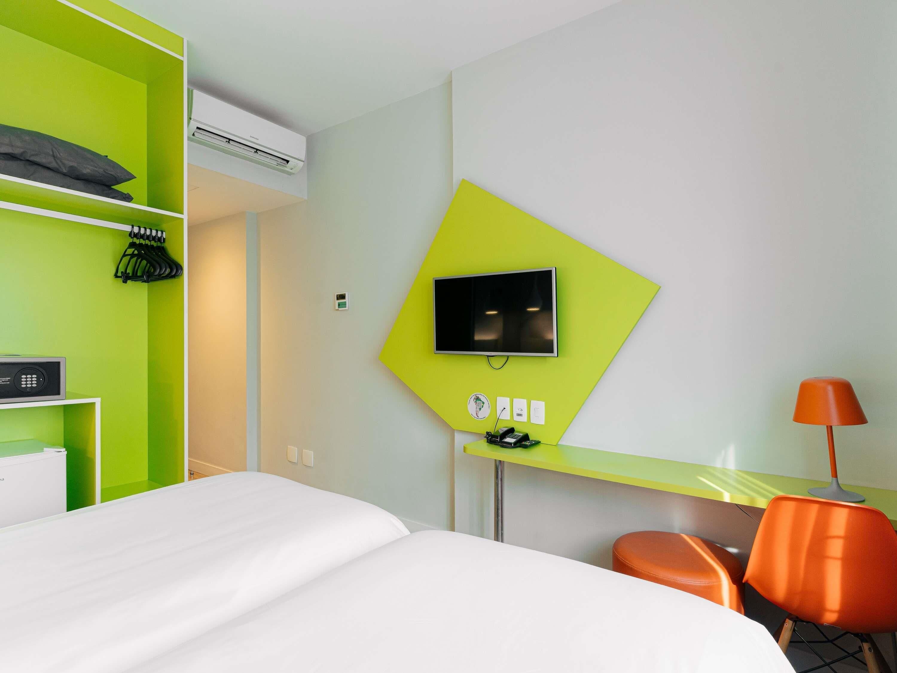 Habitación estándar, 2 camas individuales | Minibar, caja de seguridad en la habitación y escritorio 