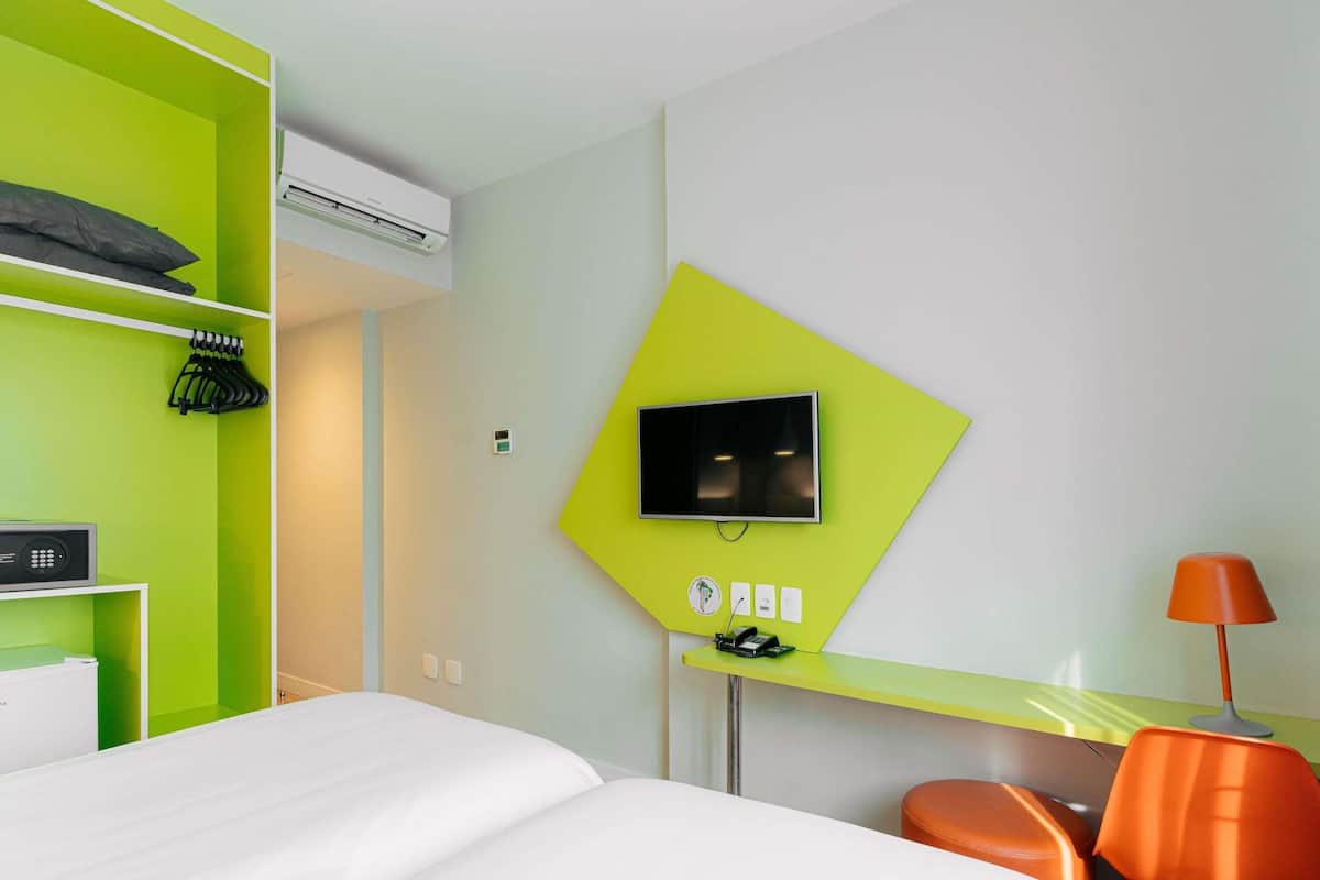 Habitación estándar, 2 camas individuales | Minibar, caja de seguridad en la habitación y escritorio