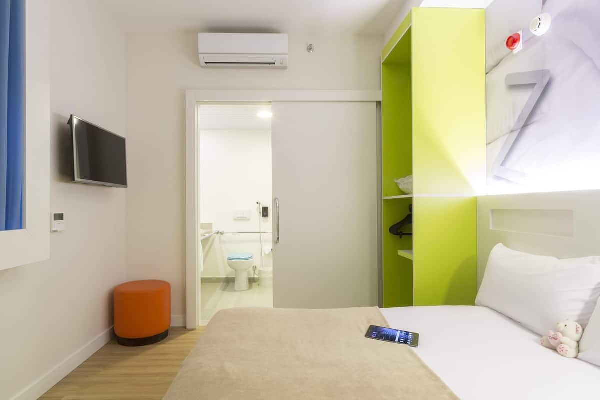 Habitació (Accessible) | Minibar, caixa forta a l'habitació, escriptori i cortines opaques