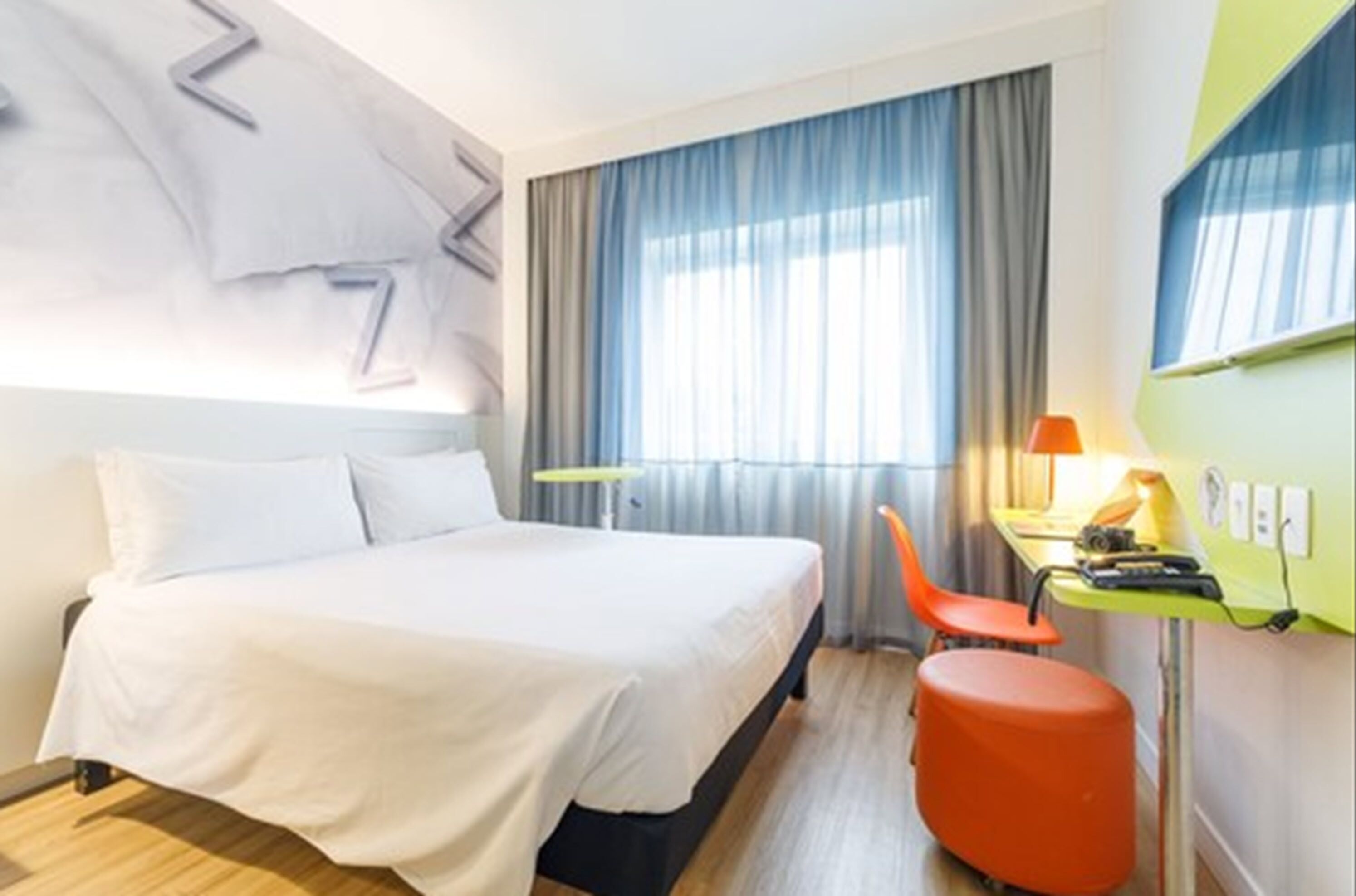 standard room, 1 double bed | minibar, in-room safe, desk, blackout curtains