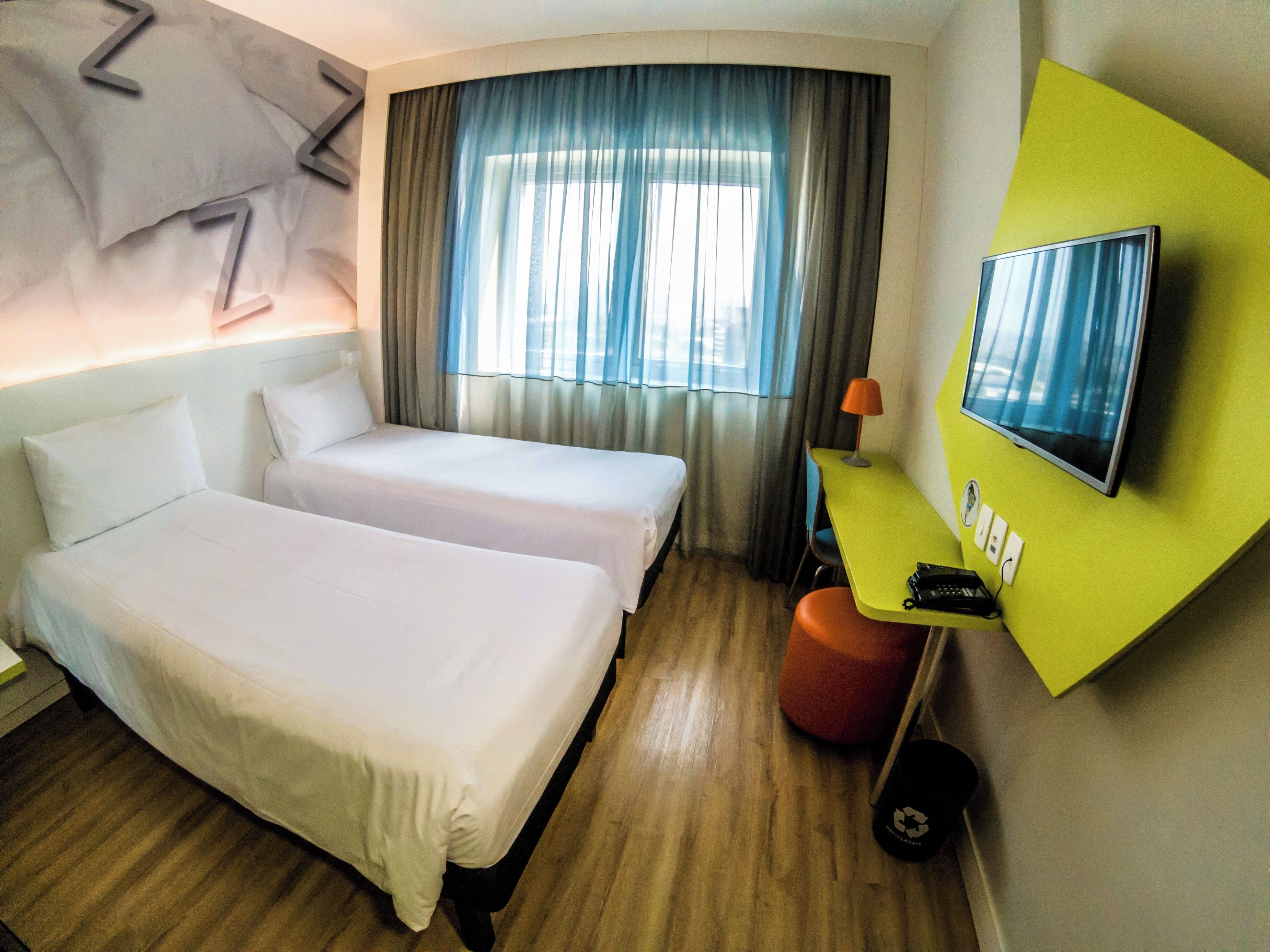 standard room, 2 single beds | minibar, in-room safe, desk, blackout curtains