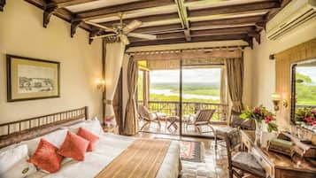 Rom – superior | Safe på rommet, skrivebord, ekstrasenger (mot et tillegg) og sengetøy