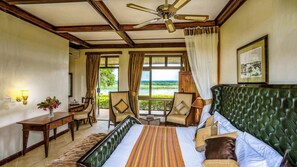 Signature Cottage (Queens Cottage) | In-room safe, desk, rollaway beds, bed sheets