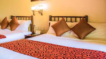 Habitación Deluxe | Caja de seguridad en la habitación, escritorio y camas extra