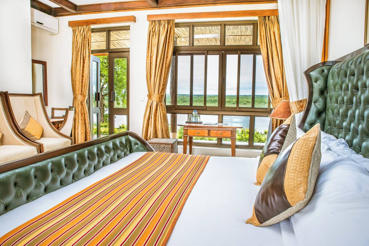 In-room safe, desk, rollaway beds, bed sheets