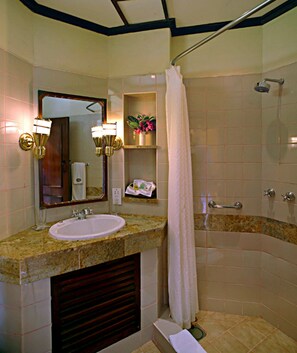 Shower, free toiletries, hair dryer, towels - Paraa Safari Lodge (Paraa)