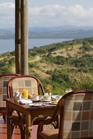 Aperto a colazione e cena, cucina locale e internazionale