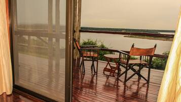 Signature Cottage, Lake View (Queens) | Terrace/patio