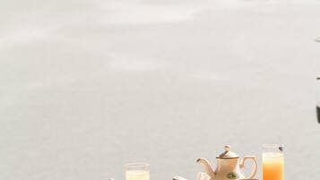 Free daily English breakfast