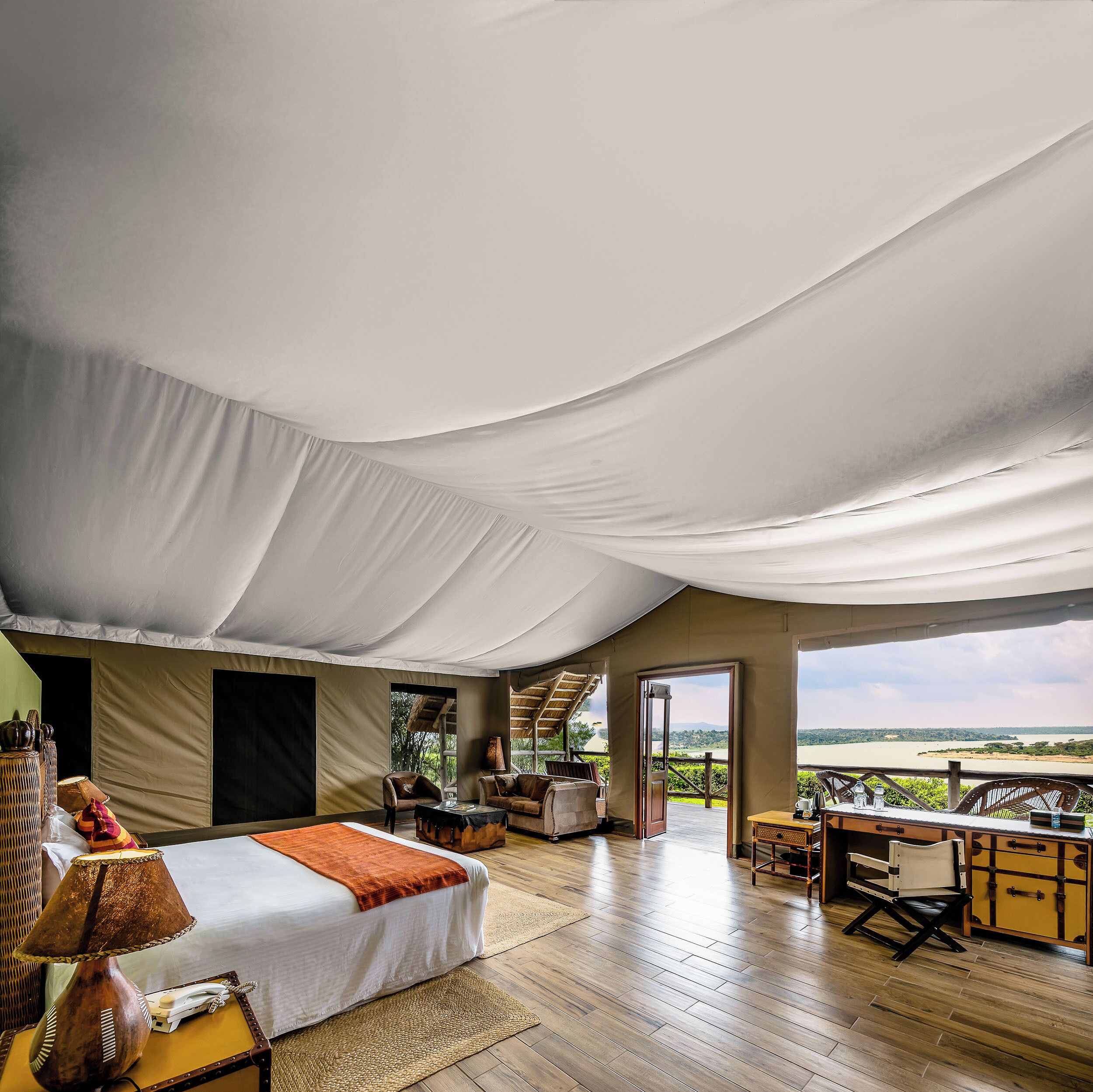 Telt – deluxe | Allergitestet sengetøy, safe på rommet og skrivebord for bærbar PC