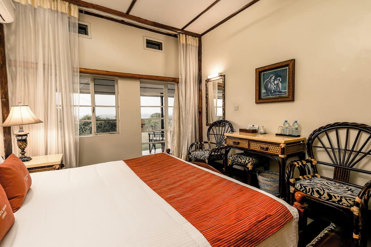 Hypo-allergenic bedding, in-room safe, laptop workspace, bed sheets