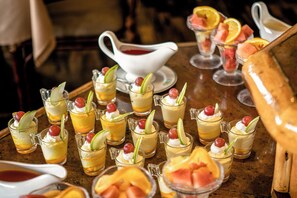 Breakfast and dinner served, local and international cuisine - Mweya Safari Lodge (Mweya)