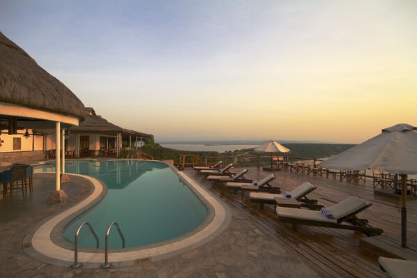 สระว่ายน้ำกลางแจ้ง, ร่มริมสระว่ายน้ำ, เก้าอี้อาบแดดริมสระ