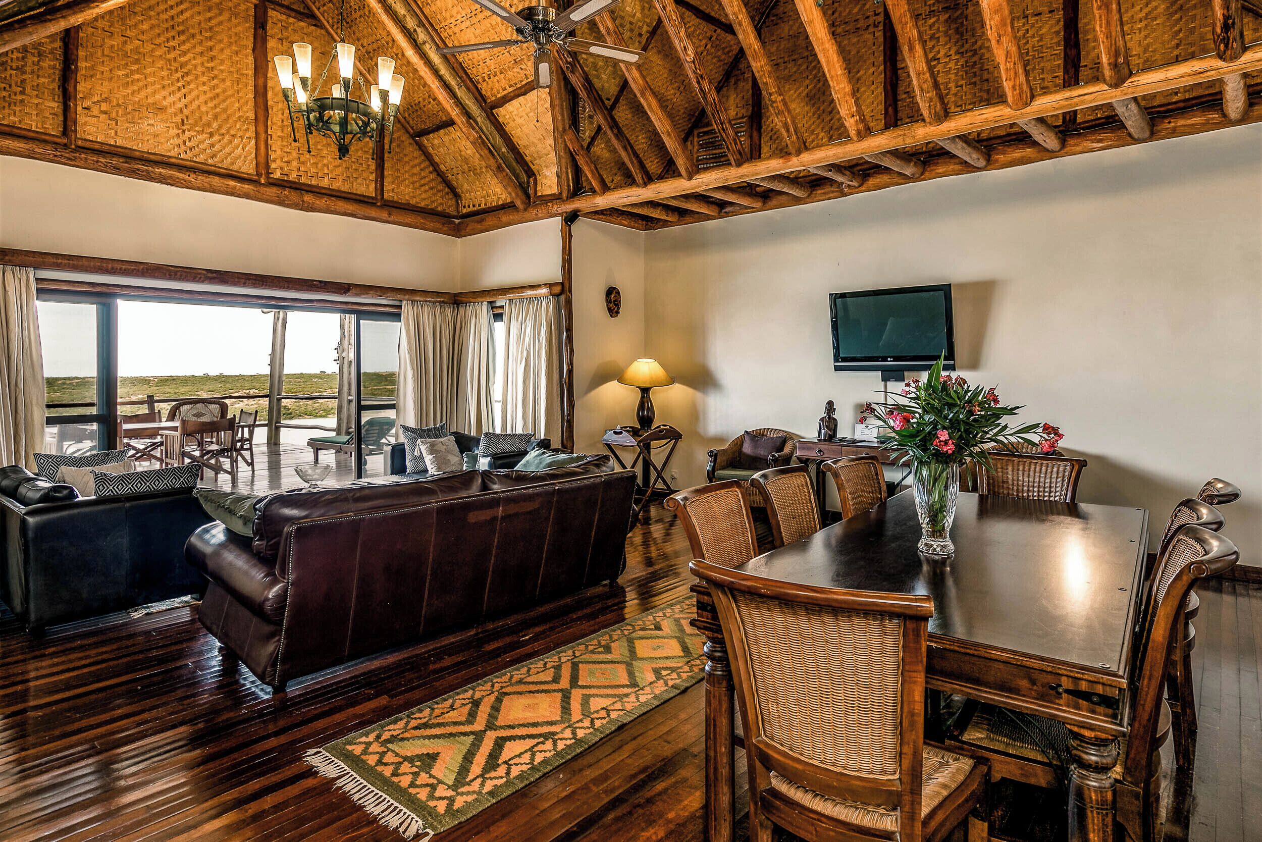 Signature Cottage, Lake View (Queens) | In-room dining