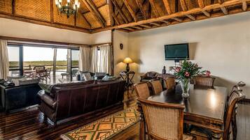 Signature Cottage, Lake View (Queens) | In-room dining