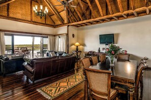 Signature Cottage, Lake View (Queens) | In-room dining - Mweya Safari Lodge (Mweya)