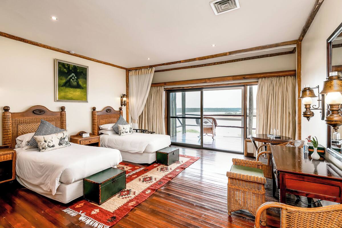 Signature Cottage, Lake View (Queens) | Hypo-allergenic bedding, in-room safe, laptop workspace, bed sheets