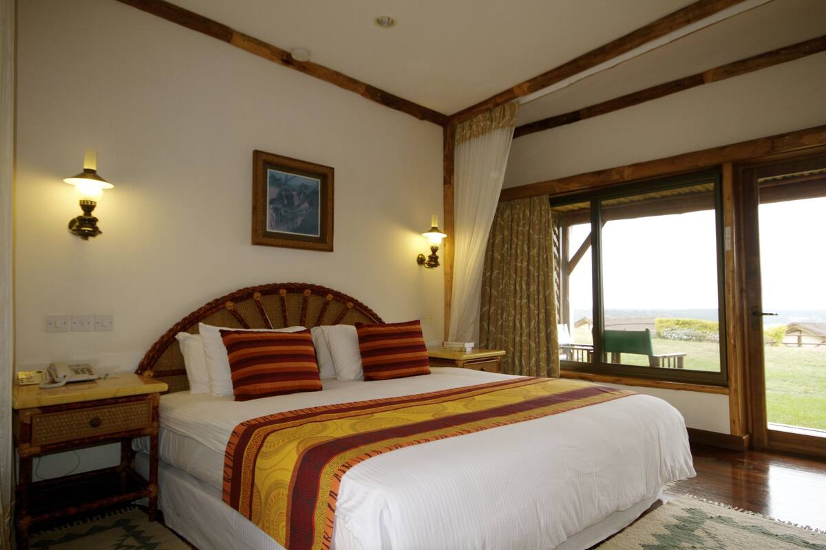Deluxe Room | Minibar, in-room safe, desk, free cribs/infant beds