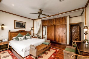 Casa de campo com design assinado, vista para o lago (Queens) | Roupas de cama antialérgicas, cofres nos quartos