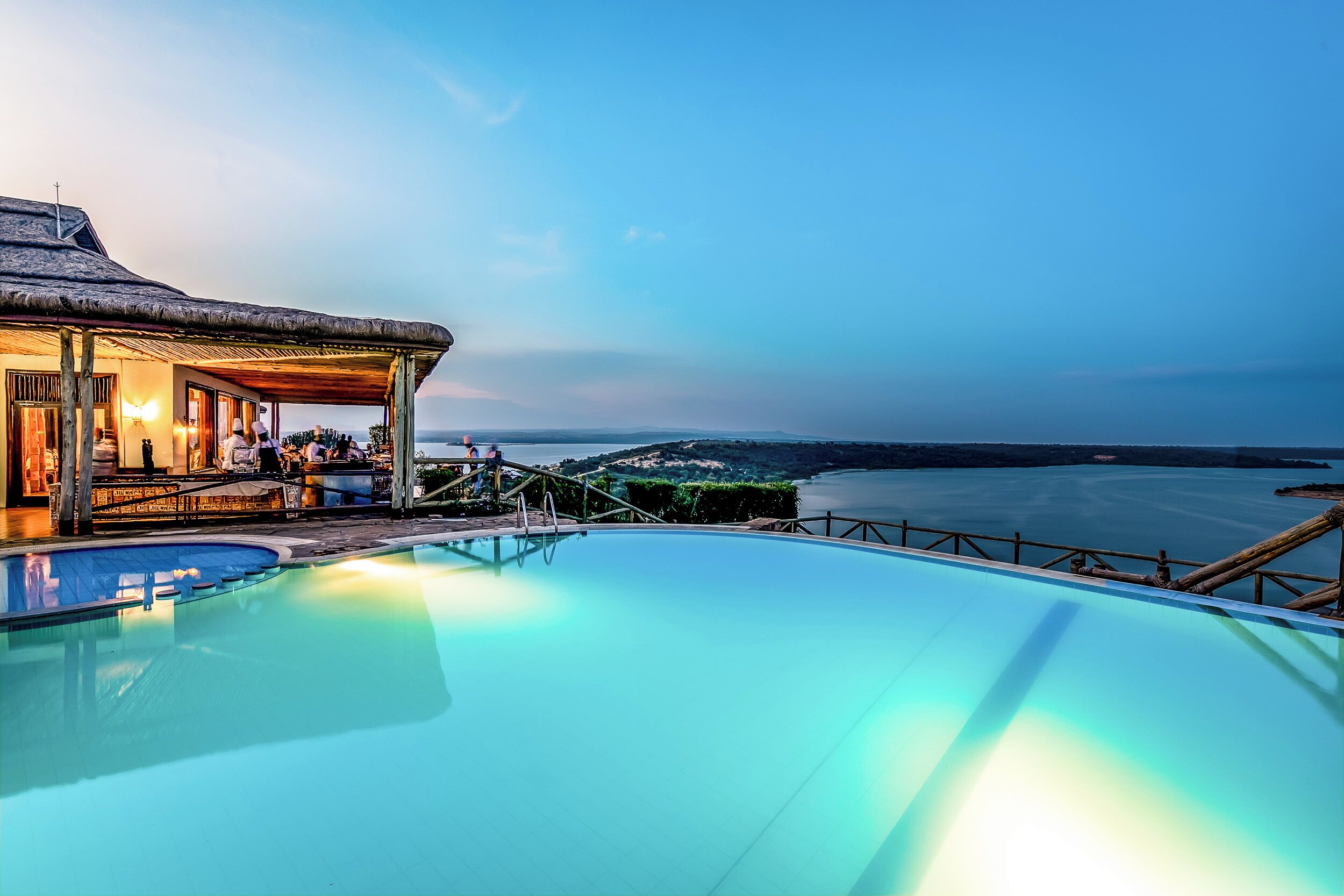 Piscine extérieure, parasols de plage, chaises longues