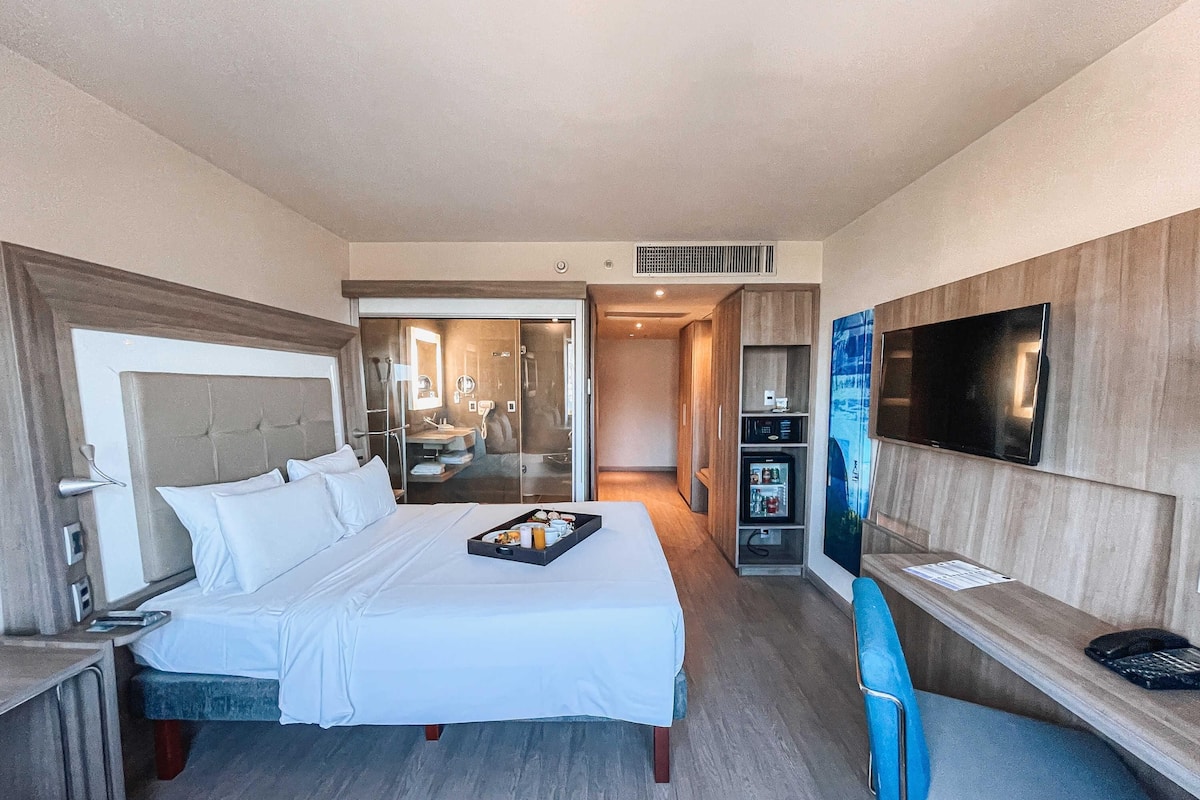 Minibar, caja de seguridad en la habitación y escritorio