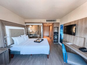 Minibar, brankas, meja kerja, dan kedap suara