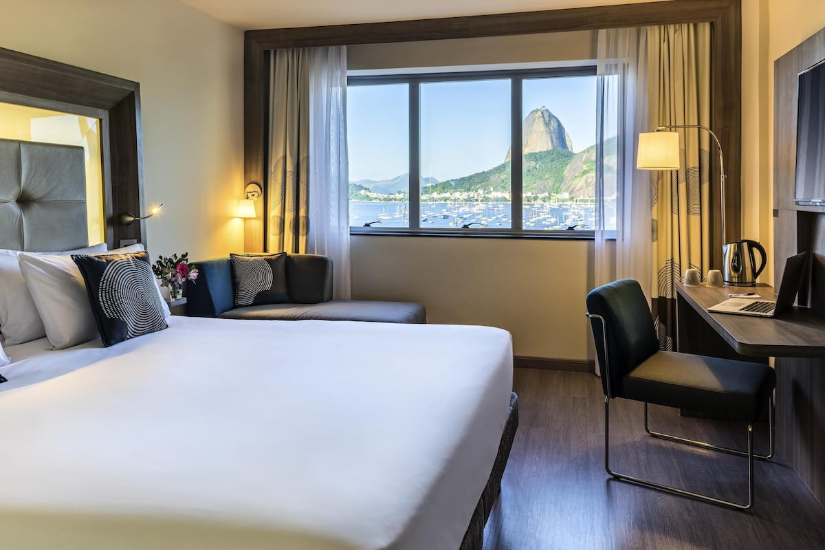 Minibar, caja de seguridad en la habitación y escritorio