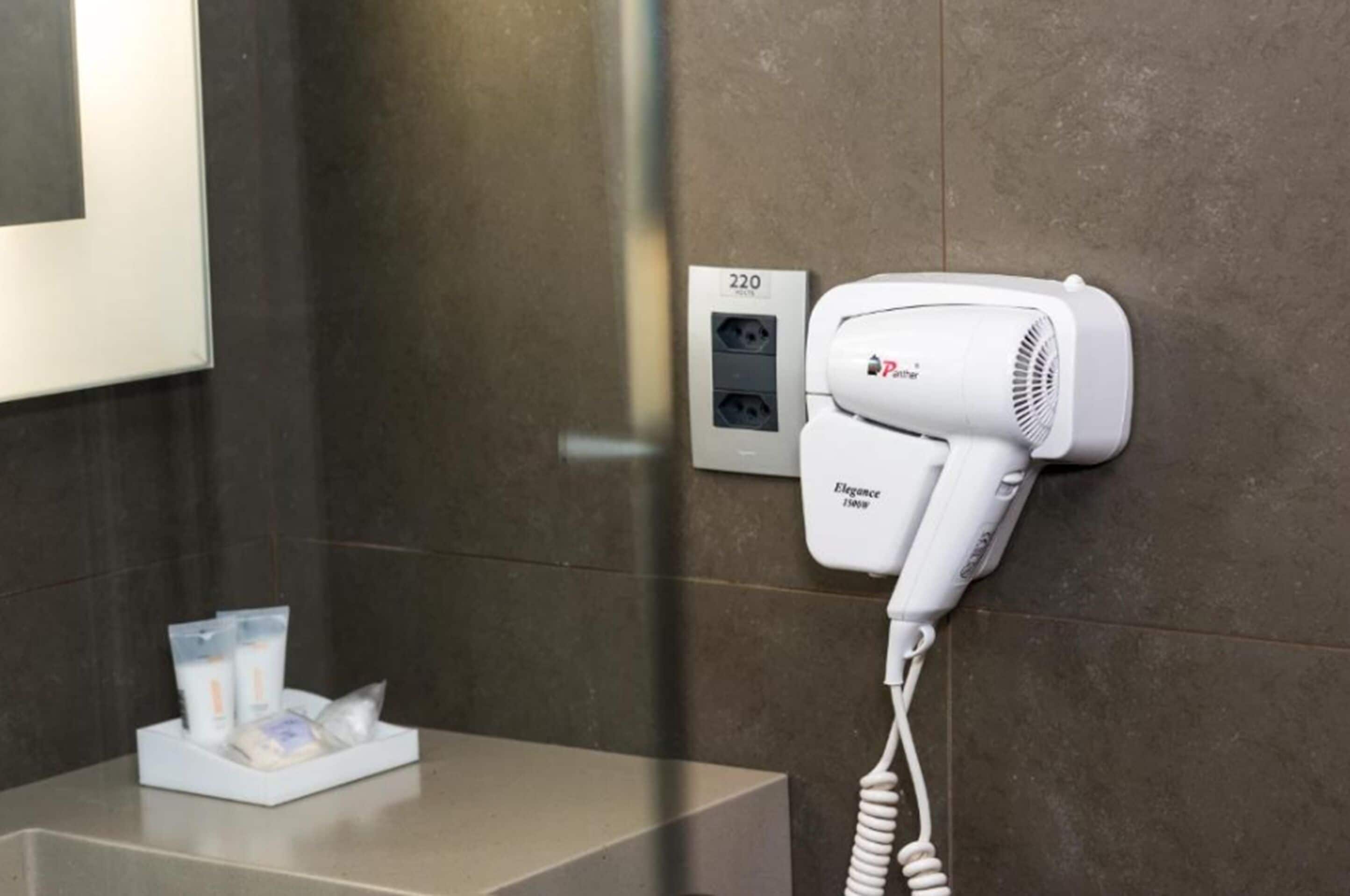 standard apartment, 1 double bed (for people with reduced mobility) | bathroom | shower, eco-friendly toiletries, hair dryer, towels